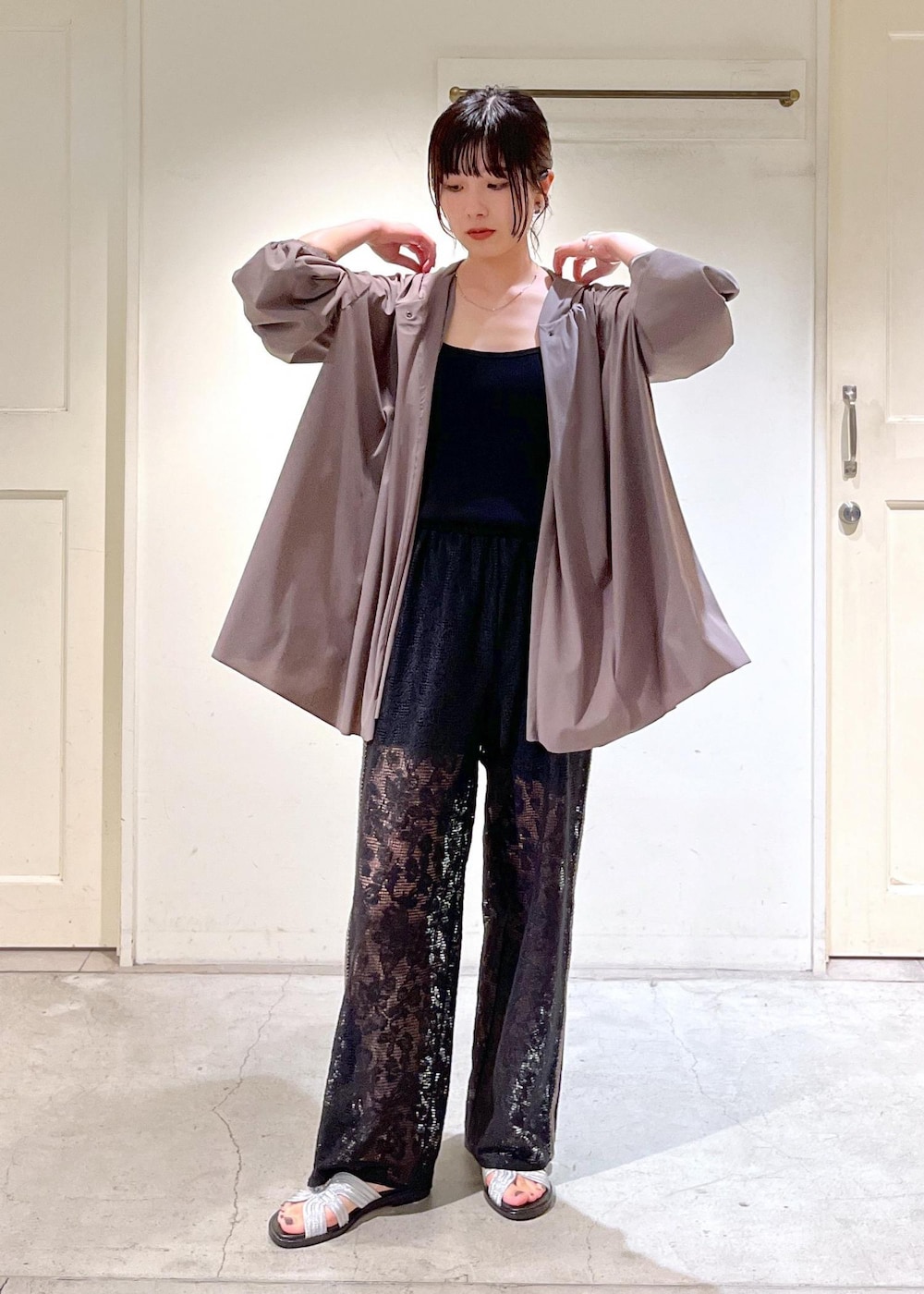 「夏コーデ、雨の日コーデ、雨の日、Water Side、UVカット、ラッシュガード、ベージュ、KINAN、タンクトップ、レース、VINILO、シルバー、bonbonstore、日傘、シアー」|「SALON adam et rope'の【VINILO(ヴィニーロ)】別注ラメフラットサンダル(サンダル、シルバー系)」を使った、michiruさん(レディース・156cm)の夏コーディネートの7枚目の写真