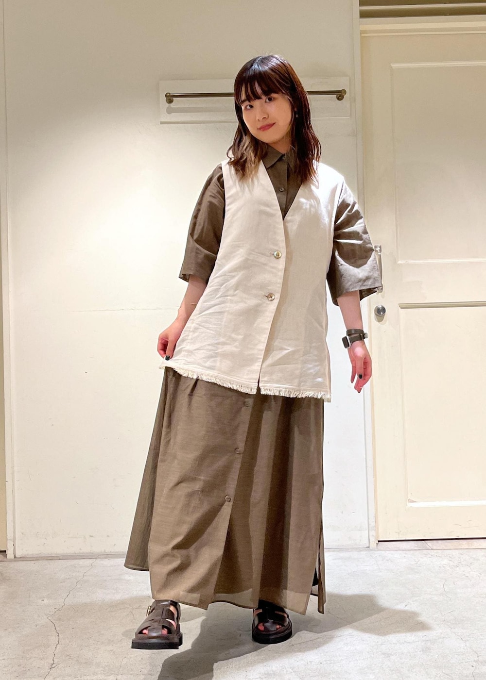 「骨格ウェーブ、ブルベ、低身長、シャツワンピース、ジレ、MOHI、レザーサンダル、シルバー、バングル、サロンアダムエロペ、ビッグシルエット、厚底シューズ、お出かけコーデ、SALON adam et rope'、シアートップス」|「MOHIの【MOHI(モヒ)】レザーサンダル(サンダル、ブラウン系)」を使った、michiruさん(レディース・156cm)の夏コーディネートの3枚目の写真