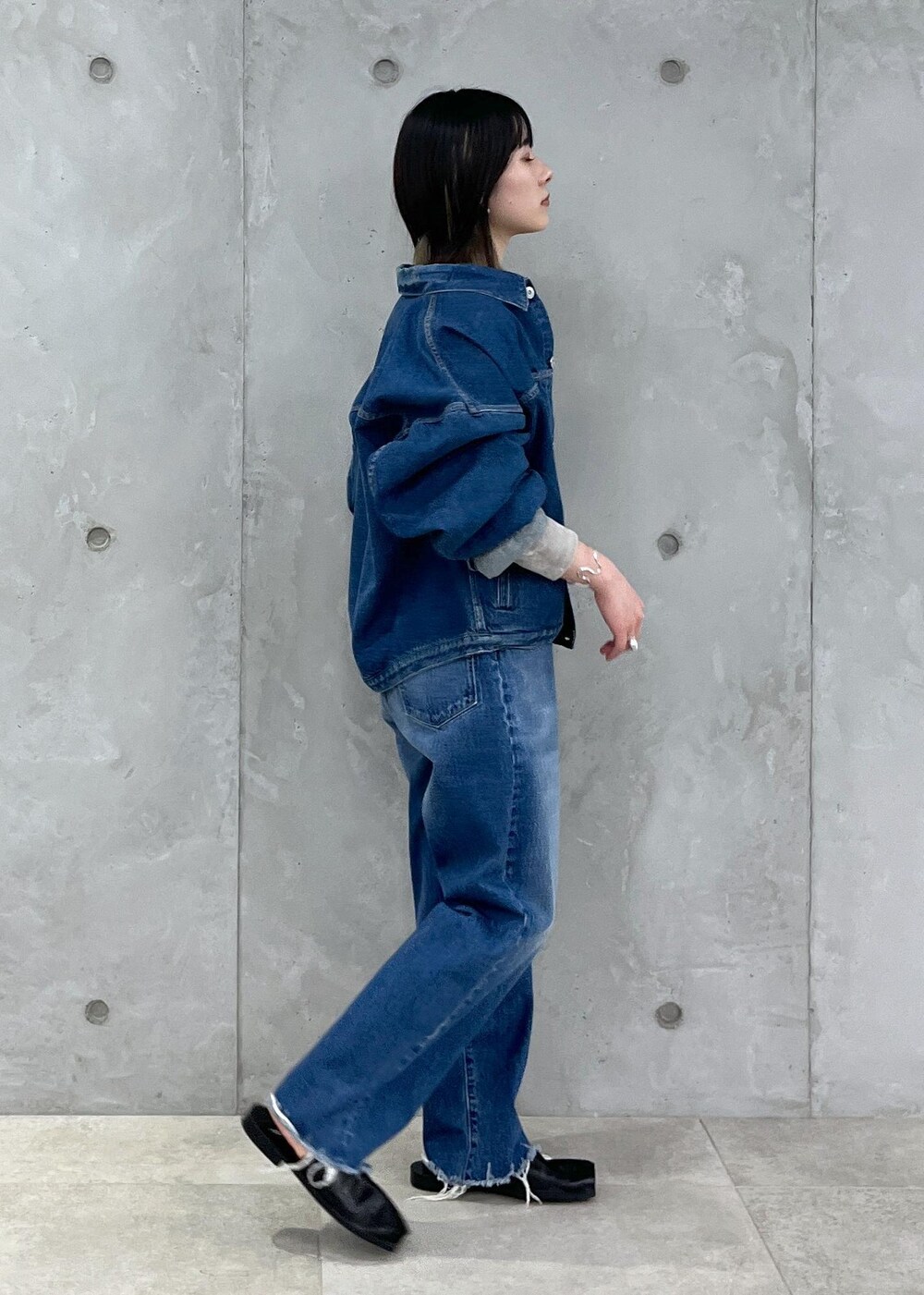 「24SS春の新作、KURO、クロ、ベロア、Tシャツ、2way、別注、サロンアダムエロペ、Gabriela Coll Garments、ガブリエラコールガーメンツ、ブルー、デニム、ジャケット、インディゴブルー、ベージュ」｜「SALON adam et rope'のクラッシュベロア2WAYロングスリーブTシャツ【セットアップ対応・洗える】（Tシャツ/カットソー、ベージュ系）」を使った、michiruさん（レディース・156cm）の冬コーディネートの6枚目の写真