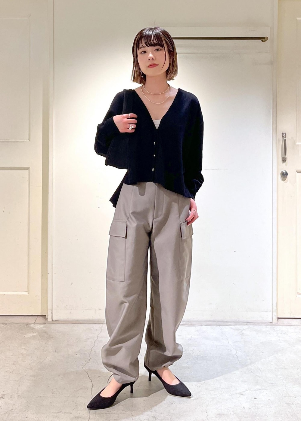 「Ｖネック、金ボタン、カーゴパンツ、グレー、撥水加工、ハンドバッグ、ブラック、カーディガン、パンツ、パンプス、サロンアダムエロペ、SALON adam et ropé、24SS春の新作、低身長、骨格ウェーブ」｜「SALON adam et rope'のカービーカーゴパンツ【撥水加工・洗える】（カーゴパンツ、グレー系）」を使った、michiruさん（レディース・156cm）の春コーディネートの7枚目の写真
