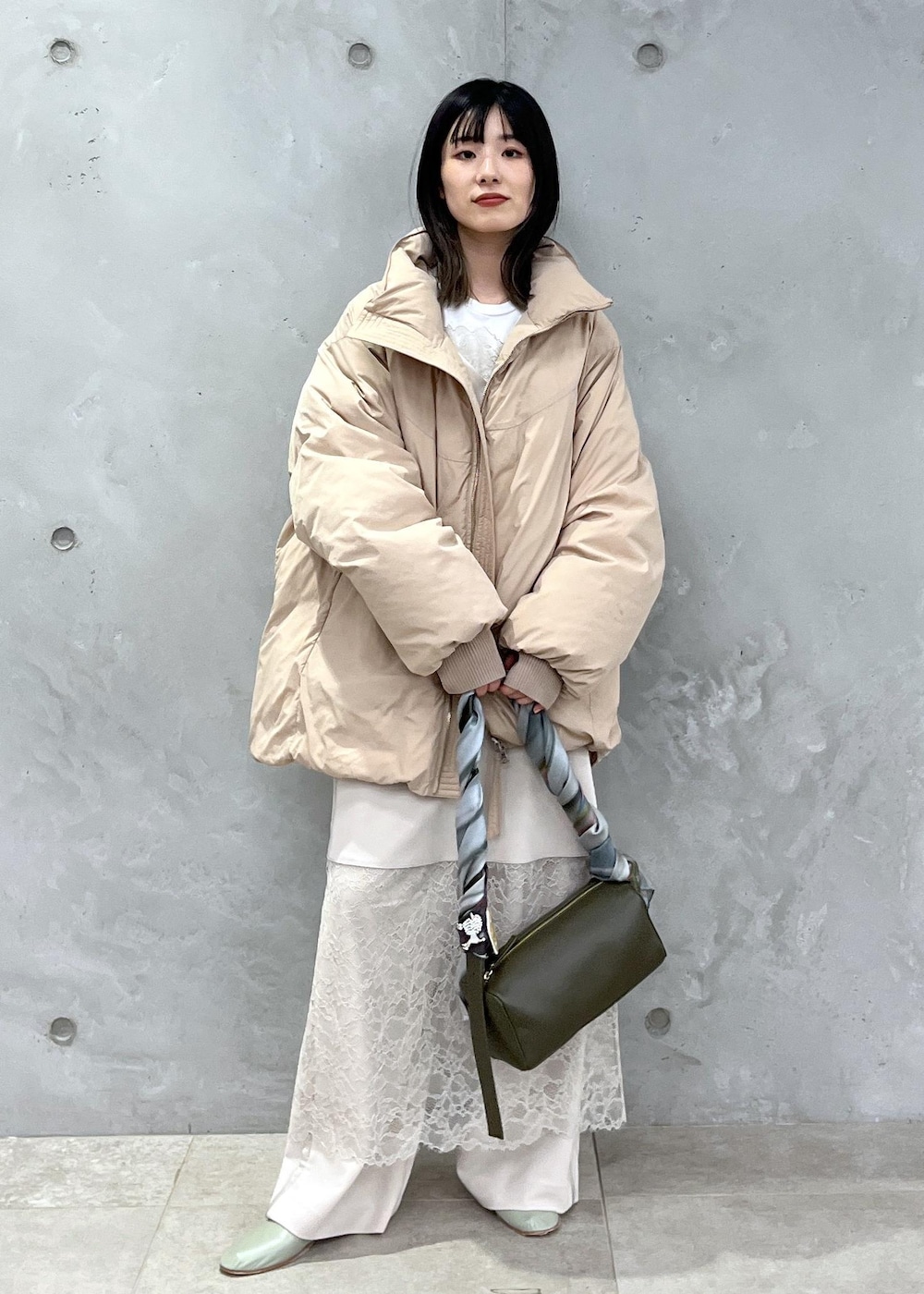 ベージュ系のダウンジャケット/コート、ホワイト系のその他パンツ、ホワイト系のワンピースを着用したレディースの冬コーディネートの2枚目の写真