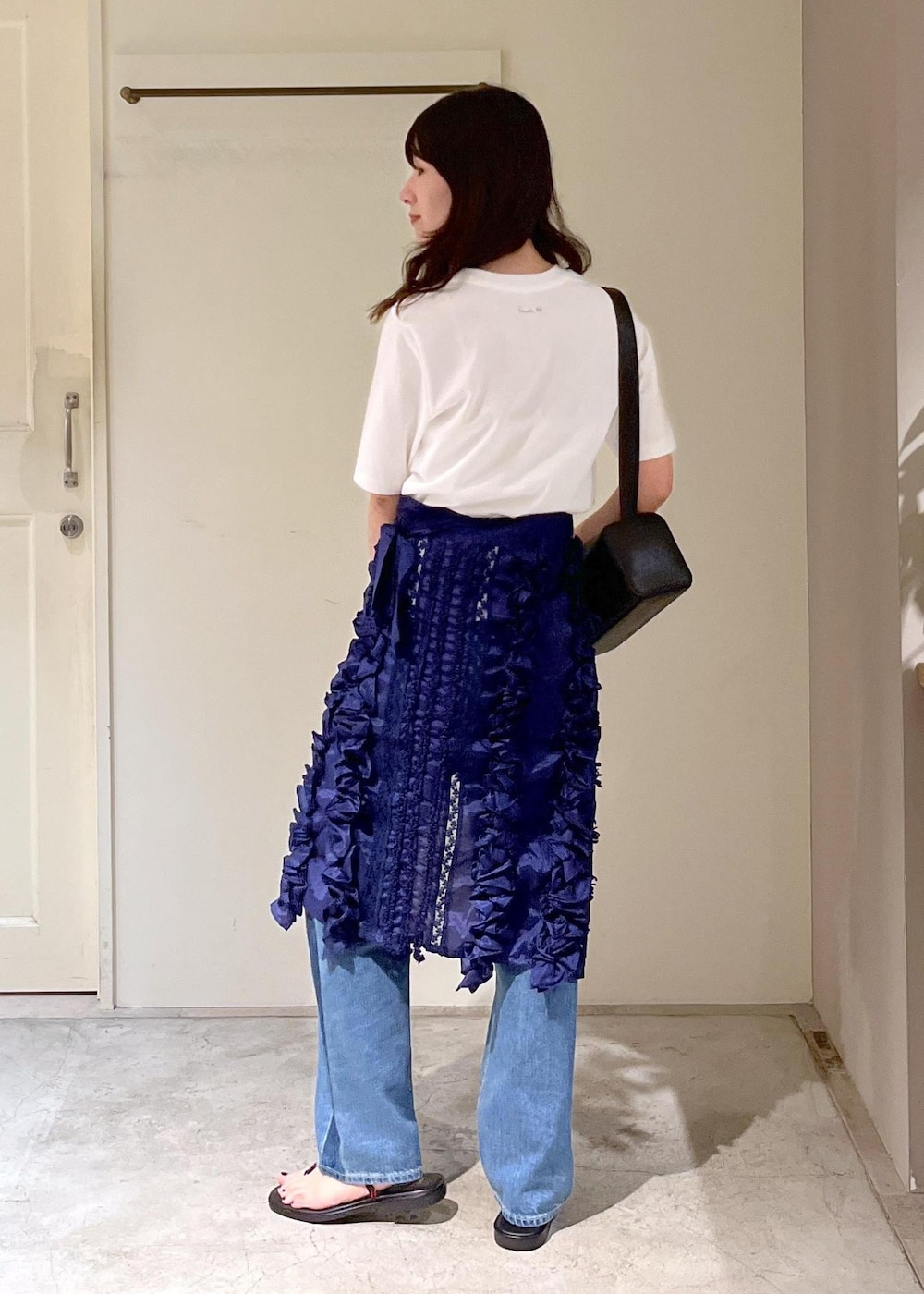「Yasuko Hirano、平野泰子、アートプリント、KURO for SALON、OPTIMA SIDELINE、デニム、crinkle crinkle crinkle、クリンクルクリンクルクリンクル、ネイビー、巻きスカート、NICOLAS LAINAS、レザー、エプロンスカート、初夏コーデ、夏コーデ」｜「NICOLAS LAINASの【NICOLAS LAINAS（ニコラスライナス）】サンダル（サンダル、ブラック系）」を使った、michiruさん（レディース・156cm）の春コーディネートの4枚目の写真