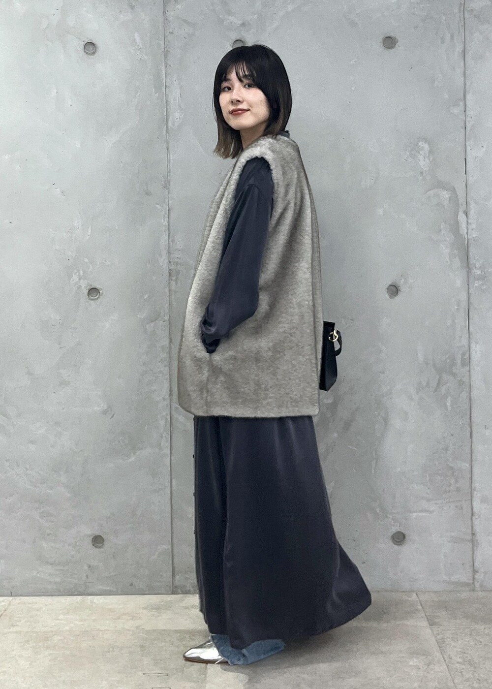 「新作、ファー、ジレ、GENTLE SILK、チャコール、KURO for SALON、KURO、デニム、ブルー、MARTINIANO、シルバー、チェーンバッグ、クラッチバッグ、グレー、ブラック」|「SALON adam et rope'の【2WAY】レザースクエアチェーンクラッチショルダーバッグ(ショルダーバッグ、ブラック系)」を使った、michiruさん(レディース・156cm)の夏コーディネートの4枚目の写真