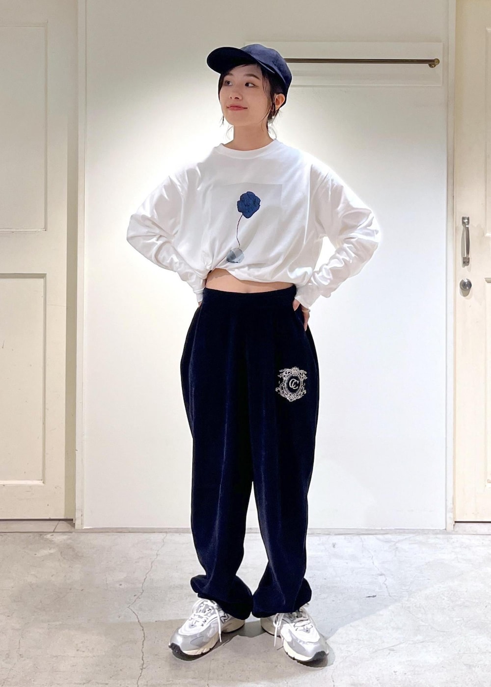 「新作、Yves Klein、CreamyCotton、New Balance、ML725、クリーミーコットン、KiU for SALON、KiU、ブラック、ホワイト、ポシェット、サコッシュ、長袖、Tシャツ、スウェット」｜「KiUの【KiU for SALON（キウ）】[撥水加工]別注エチケットポーチ/サコッシュ/クロスボディバッグ（ショルダーバッグ、グレー系）」を使った、michiruさん（レディース・156cm）の夏コーディネートの5枚目の写真