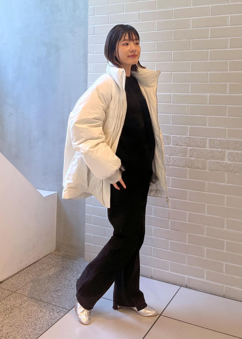 「GREENDOWN、ニット、デニム、MARTINIANO、SALON adam et ropé、サロンアダムエロペ、ファッションを楽しもう、きれいめカジュアル、冬コーデ、ブーツ、冬アウター、骨格ウェーブ、ブルベ、低身長、ダウンジャケット」｜「SALON adam et rope'の[GREENDOWN（グリーンダウン）]スタンドカラーダウンジャケット（ダウンジャケット/コート、ホワイト系）」を使った、michiruさん（レディース・156cm）の秋コーディネートの2枚目の写真