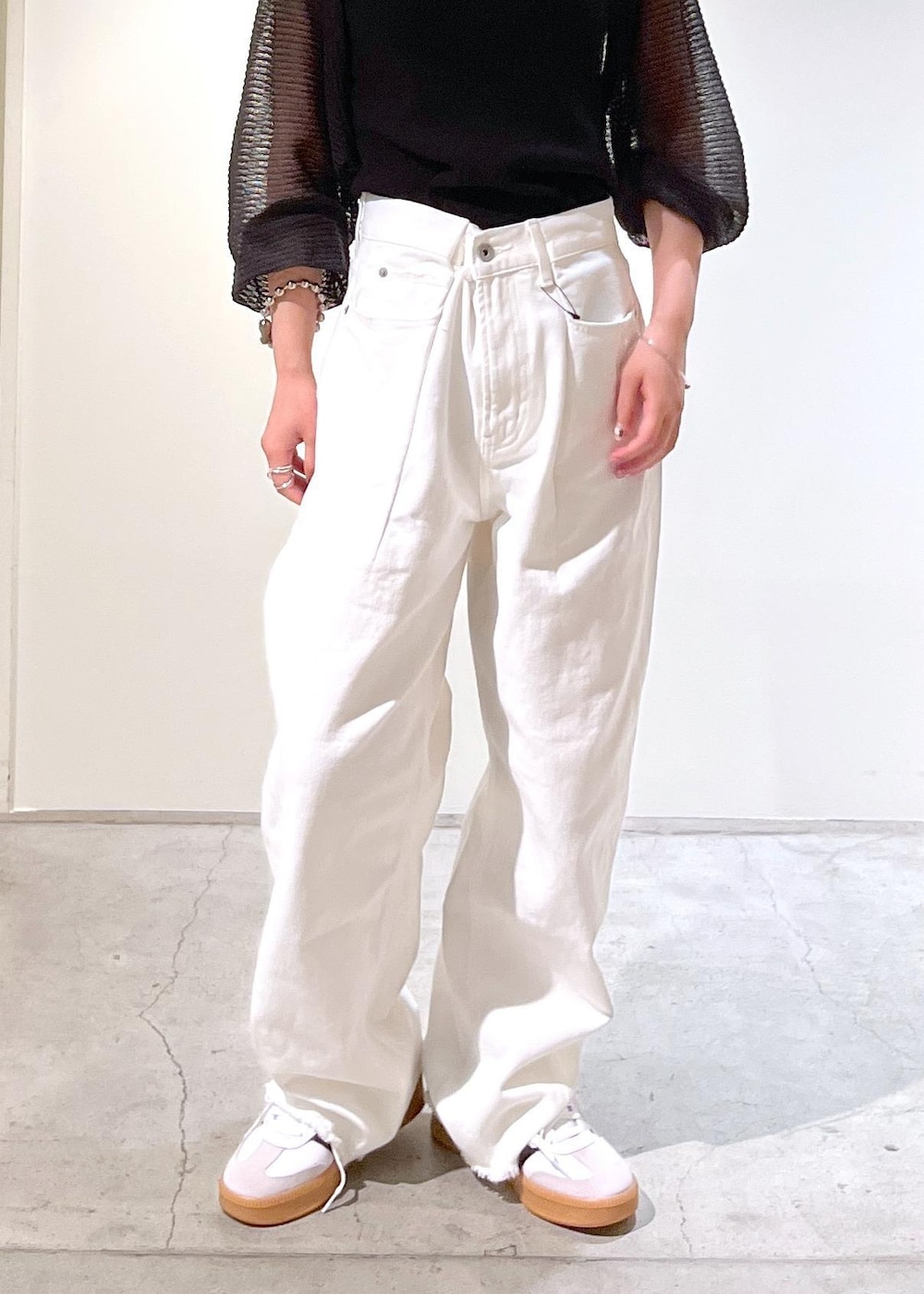 グレー系のカーディガン/ボレロ、グリーン系のハンドバッグ、ホワイト系のデニムパンツを着用したレディースの夏コーディネートの9枚目の写真