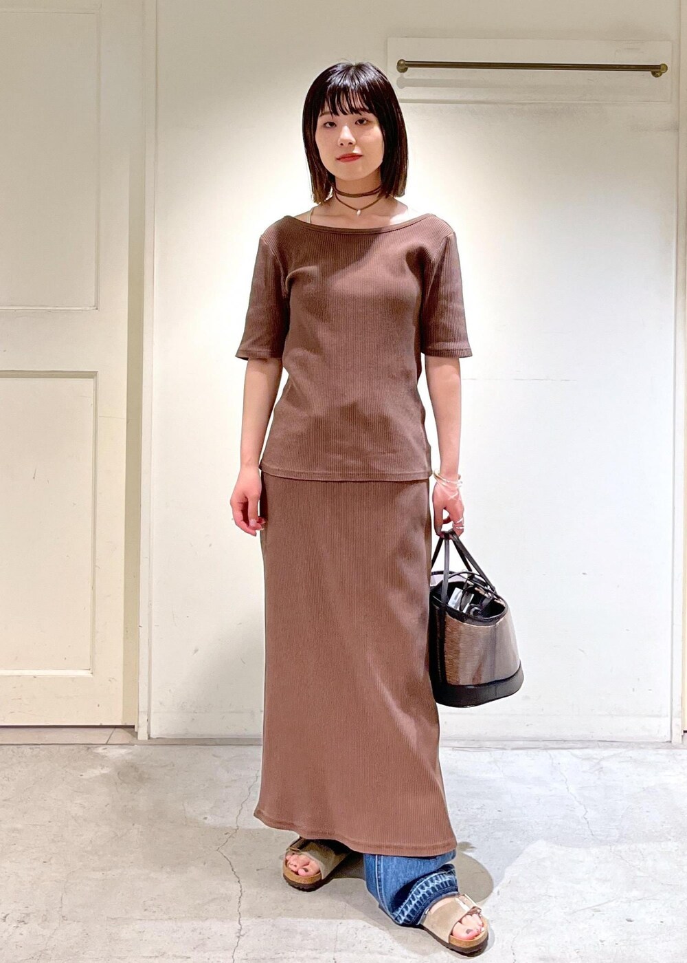 「夏コーデ、デザインTOPS、Tシャツ、スカート、タイトスカート、パンツ、デニム、BIRKENSTOCK、Arizona SFB Suede、BAGMATI、カゴバッグ、クリアバッグ、P.NINA、ネックレス、チョーカー」|「SALON adam et rope'の【追加】COTTON USAセミフレアデニム2(デニムパンツ、ブルー系)」を使った、michiruさん(レディース・156cm)の夏コーディネートの3枚目の写真