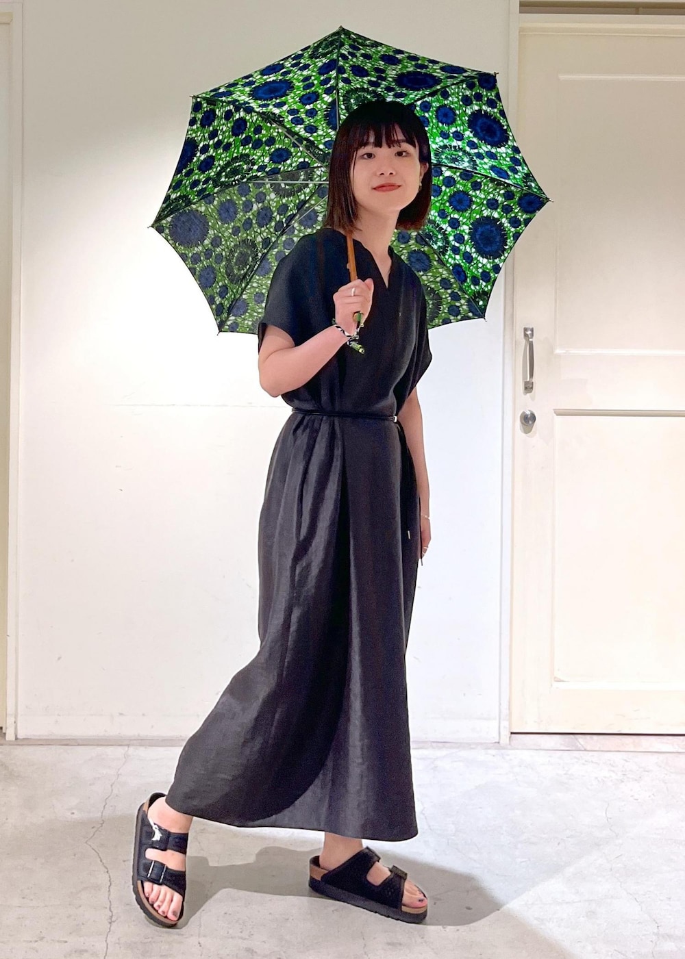 「カフタンワンピース、シャイニー、タンクトップ、KINAN、BIRKENSTOCK、Arizona、bonbonstore、日傘、ブラック、メッシュ、ワンピース、サンダル、サロンアダムエロペ、SALON adam et ropé、24SS夏の新作」｜「BIRKENSTOCKの【BIRKENSTOCK】Arizona Platform Flex Mesh（サンダル、ブラック系）」を使った、michiruさん（レディース・156cm）の春コーディネートの5枚目の写真