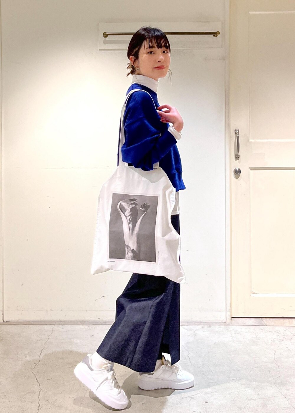 ホワイト系のTシャツ/カットソー、ホワイト系のトートバッグ、ブルー系のスウェットを着用したレディースの冬コーディネートの4枚目の写真