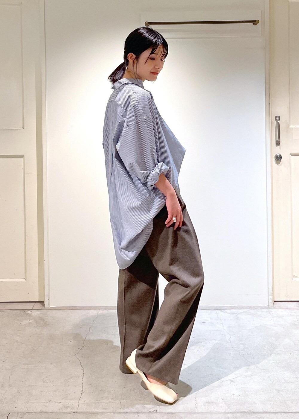 「INDIVIDUALIZED SHIRTS for SALON、シャツ、ストライプ、オーバーサイズ、ブルー、クロップド丈、ホワイト、ウール、ワイド、ブラウン、クラッチバッグ、レザー、秋コーデ、初冬コーデ、お仕事コーデ」｜「SALON adam et rope'の2WAYレザーフラップミニショルダーバッグ/クラッチバッグ（ショルダーバッグ、ブラウン系）」を使った、michiruさん（レディース・156cm）の秋コーディネートの8枚目の写真