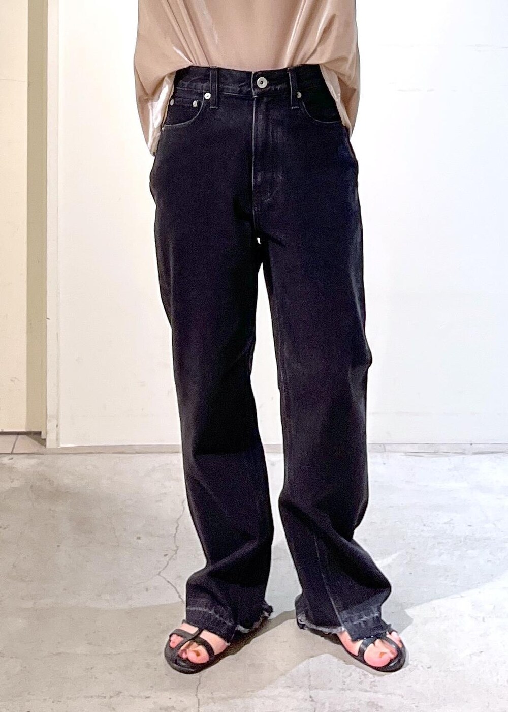 ブラック系のサンダル、グレー系のデニムパンツ、ベージュ系のTシャツ/カットソーを着用したレディースの夏コーディネートの10枚目の写真