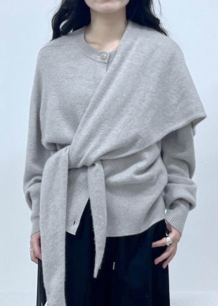 ベージュ系のカーディガン/ボレロ、ブラック系のその他パンツ、ブラック系のローファーを着用したレディースの秋コーディネートの7枚目の写真