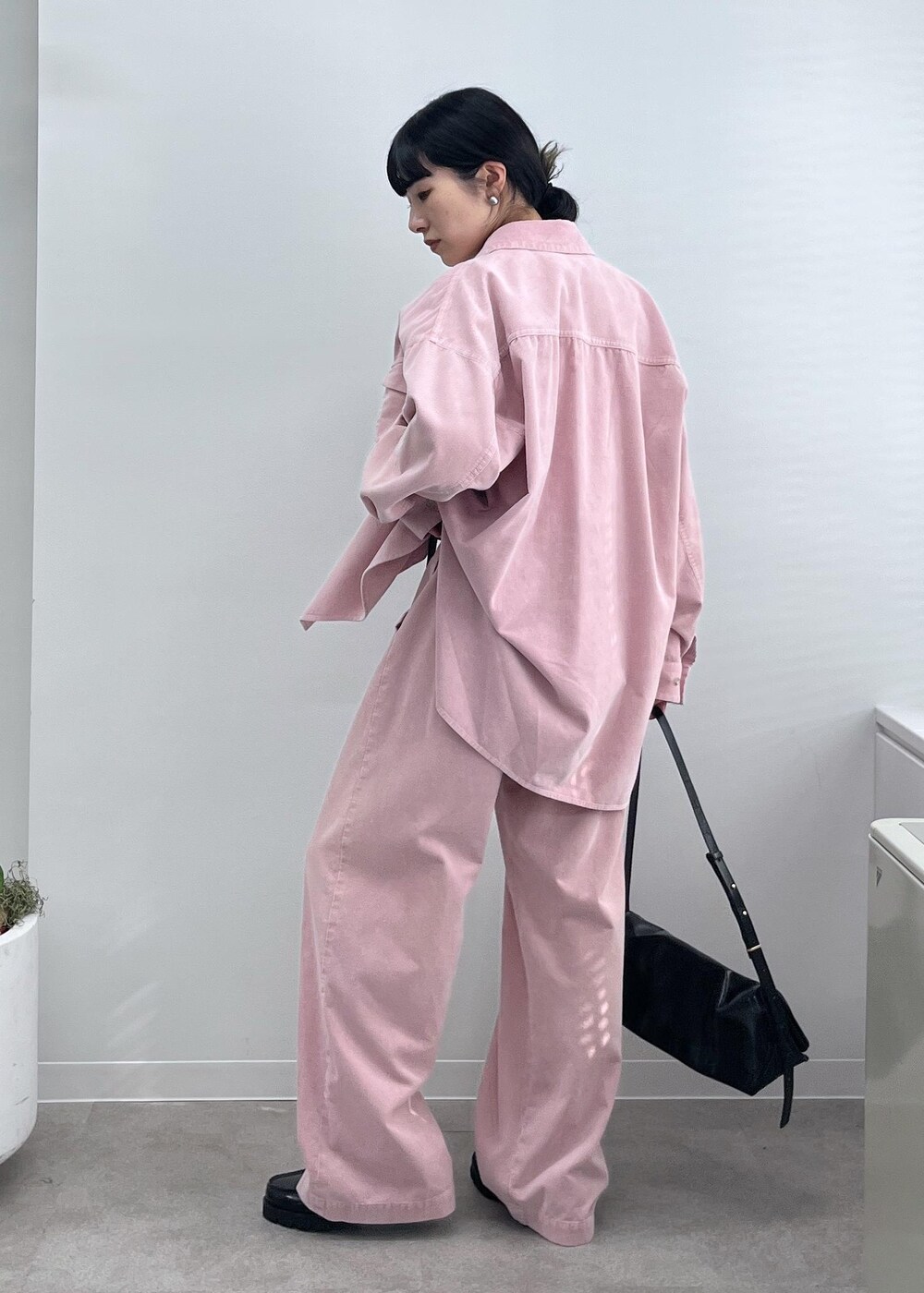 ホワイト系のTシャツ/カットソー、ブラック系のローファー、ピンク系のシャツ/ブラウスを着用したレディースの夏コーディネートの4枚目の写真