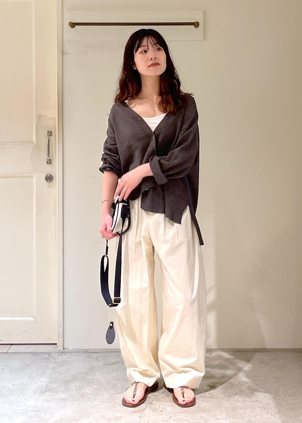「羽織、ペーパーヤーン、チャコール、カーヴィーパンツ、撥水、NICOLAS LAINAS、Brady、ミニバッグ、初夏コーデ、夏コーデ、運動会コーデ、デートコーデ、お出かけコーデ、旅行コーデ、アウトドアコーデ」|「NICOLAS LAINASの【NICOLAS LAINAS(ニコラスライナス)】サンダル(サンダル、ブラウン系)」を使った、michiruさん(レディース・156cm)の夏コーディネートの2枚目の写真