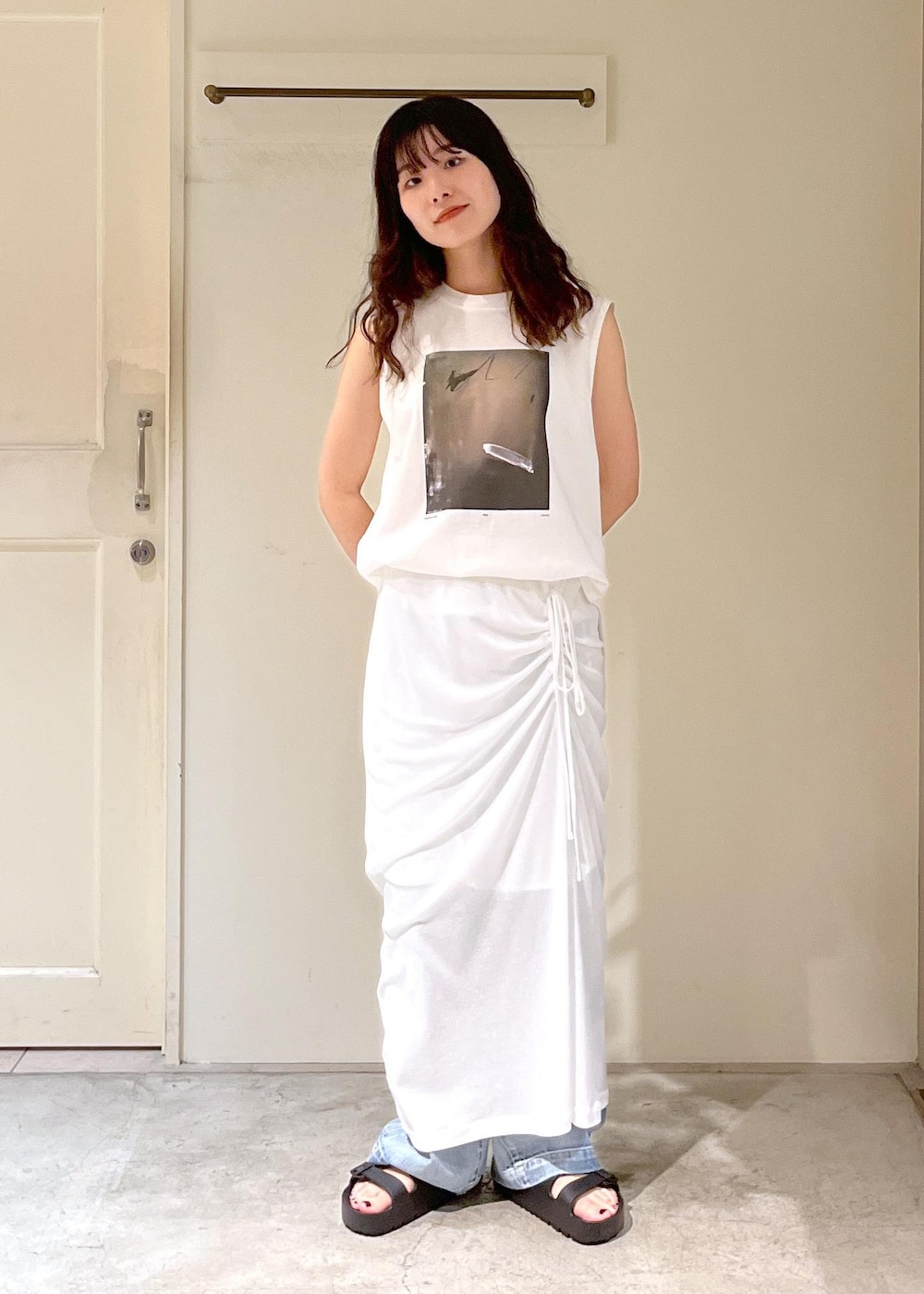 「Yasuko Hirano、平野泰子、Emut S、アートプリント、nu=layer、RED CARD TOKYO、easy SLOGAN、デニム、ブルー、BIRKENSTOCK、Florida III Flex Platform、Diminutivo、初夏コーデ、夏コーデ、デートコーデ」|「RED CARD TOKYOの【RED CARD TOKYO(レッドカードトーキョー)for SALON】別注 easy SLOGAN/デニム(デニムパンツ、ブルー系)」を使った、michiruさん(レディース・156cm)の夏コーディネートの6枚目の写真