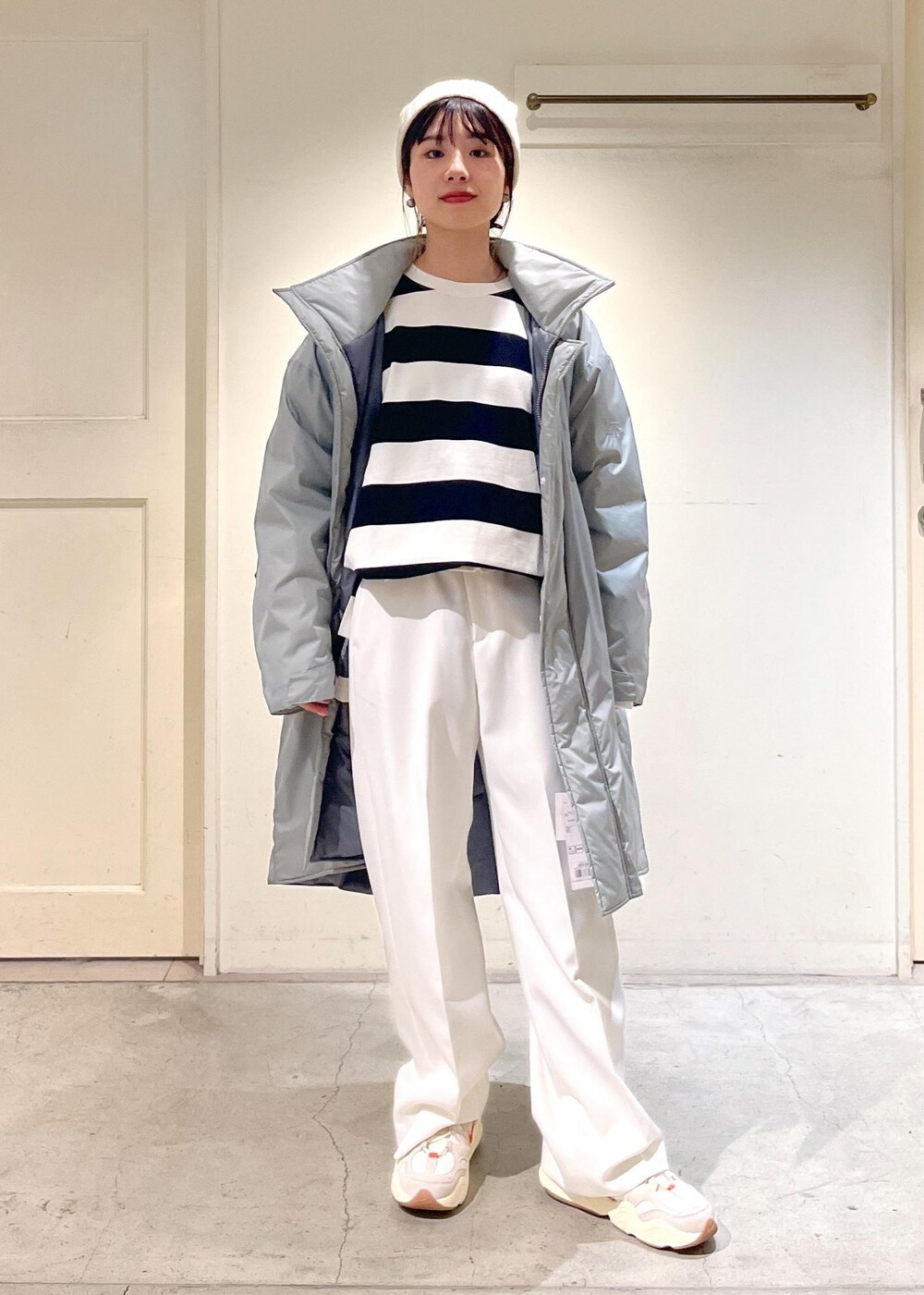 「DESCENTE、デサント、アウター、シルバー、ボーダー、Tシャツ、ハイウエスト、SALE、William Brunton、ウイリアムブラントン、ニット帽、スニーカー、ホワイト、パンツ、サロンアダムエロペ」|「SALON adam et rope'の【WEB限定】ポンチワイドボーダーロングスリーブビッグTシャツ(Tシャツ/カットソー、ブラック系)」を使った、michiruさん(レディース・156cm)の冬コーディネートの10枚目の写真