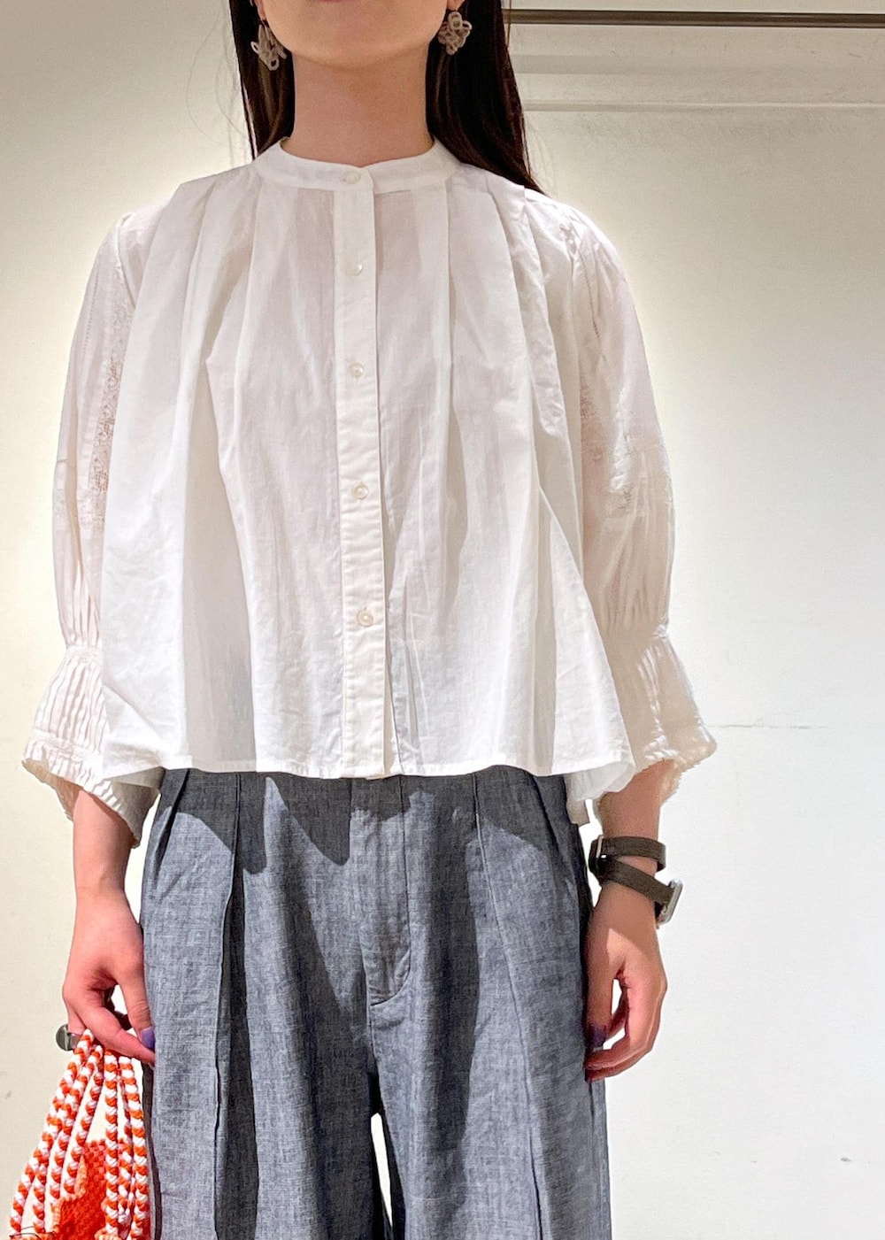 「骨格ウェーブ、ブルベ、低身長、NICOLAS LAINAS、Letra、サロンアダムエロペ、カゴバッグ、ブラウス、夏コーデ、休日スタイル、デニム、お出かけコーデ、SALON　adam et rope'、レトラ」｜「NICOLAS LAINASの【NICOLAS LAINAS（ニコラスライナス）】コンフォートソールトングサンダル（サンダル、ベージュ系）」を使った、michiruさん（レディース・156cm）の夏コーディネートの6枚目の写真