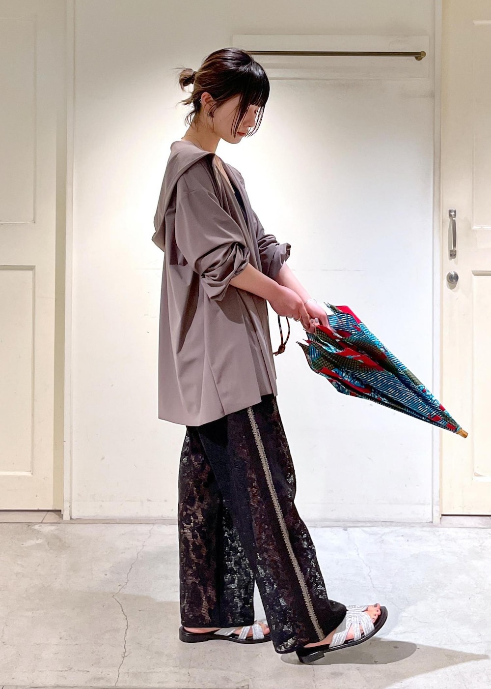 「夏コーデ、雨の日コーデ、雨の日、Water Side、UVカット、ラッシュガード、ベージュ、KINAN、タンクトップ、レース、VINILO、シルバー、bonbonstore、日傘、シアー」|「SALON adam et rope'の【VINILO(ヴィニーロ)】別注ラメフラットサンダル(サンダル、シルバー系)」を使った、michiruさん(レディース・156cm)の夏コーディネートの5枚目の写真