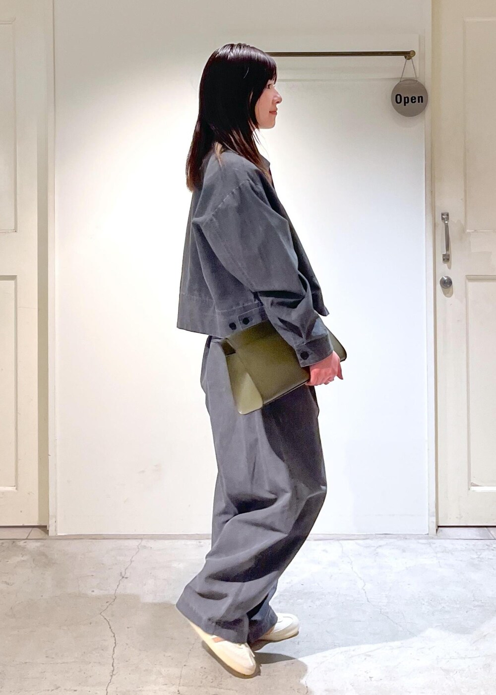 「ジップ、チャコール、カーヴィーパンツ、ホワイト、スニーカー、adidas、レザーバッグ、チェーンバッグ、クラッチバッグ、初春コーデ、春コーデ、デートコーデ、お出かけコーデ、旅行コーデ、アウトドアコーデ」｜「SALON adam et rope'の【2WAY】レザースクエアチェーンクラッチショルダーバッグ（ショルダーバッグ、グリーン系）」を使った、michiruさん（レディース・156cm）の春コーディネートの4枚目の写真