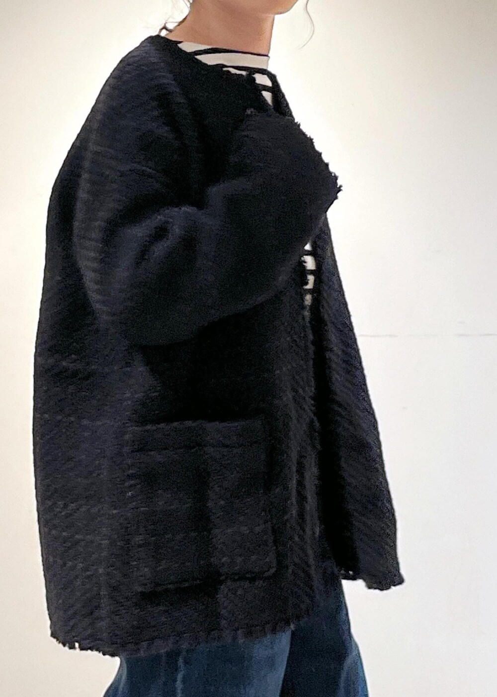 「23AW秋の新作、骨格ウェーブ、ブルベ、低身長、サロンアダムエロペ、John Branigan、SAINT JAMES、KURO、Clarks、Americana、SALON adam et ropé、ボーダー、デニム、シンプルコーデ、きれいめカジュアル」｜「John braniganの【John Branigan（ジョンブラニガン）】フリンジノーカラージャケット（ノーカラージャケット、ブラック系）」を使った、michiruさん（レディース・156cm）の秋コーディネートの10枚目の写真