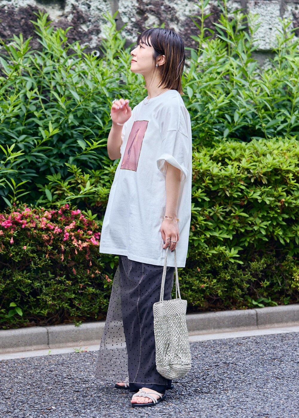 「audrey hepburn、audrey hepburn collection by jun、オードリー・ヘプバーン、オードリー・ヘプバーンコレクションバイジュン、Special2024、デザインTOPS、スカート、チュール、VINILO、バッグ、ブラック、グレー、シルバー、ホワイト、Tシャツ」｜「SALON adam et rope'の【VINILO（ヴィニーロ）】別注ビジューサンダル（サンダル、シルバー系）」を使った、michiruさん（レディース・156cm）の夏コーディネートの3枚目の写真