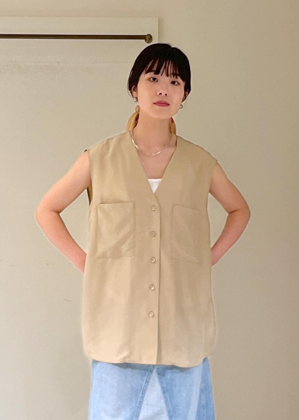 「GENTLE SILK、羽織、半袖、ウォッシャブルシルク、ベージュ、プリマベール、ホワイト、RED CARD TOKYO、vivan、ブルー、BIRKENSTOCK、Zurich、MAISON N.H PARIS、タイダイ染め、オレンジ」｜「SALON adam et rope'の[25SS]GENTLE SILKジレ【セットアップ対応】（ベスト、ベージュ系）」を使った、michiruさん（レディース・156cm）の春コーディネートの9枚目の写真