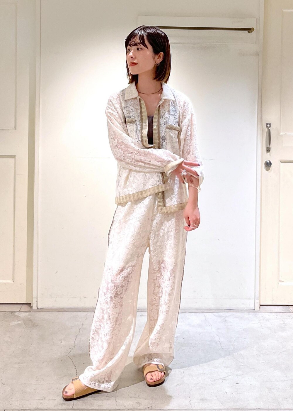 「オーガニックコットン、ジャケット、シャツ、KINAN、タンクトップ、カーキ、BIRKENSTOCK、Arizona VL Dotted、Alec Soth、トートバッグ、ホワイト、ベージュ、パンツ、レース、サンダル」|「SALON adam et rope'のKINANファームリーリブタンクトップ(タンクトップ、グリーン系)」を使った、michiruさん(レディース・156cm)の春コーディネートの3枚目の写真