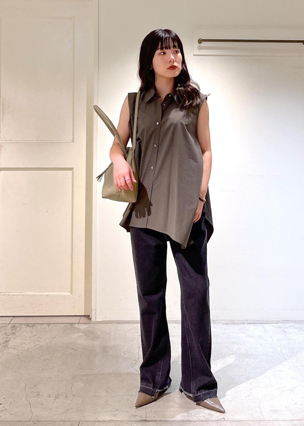 ベージュ系のボストンバッグ、グレー系のデニムパンツ、グレー系のシャツ/ブラウスを着用したレディースの夏コーディネートの6枚目の写真