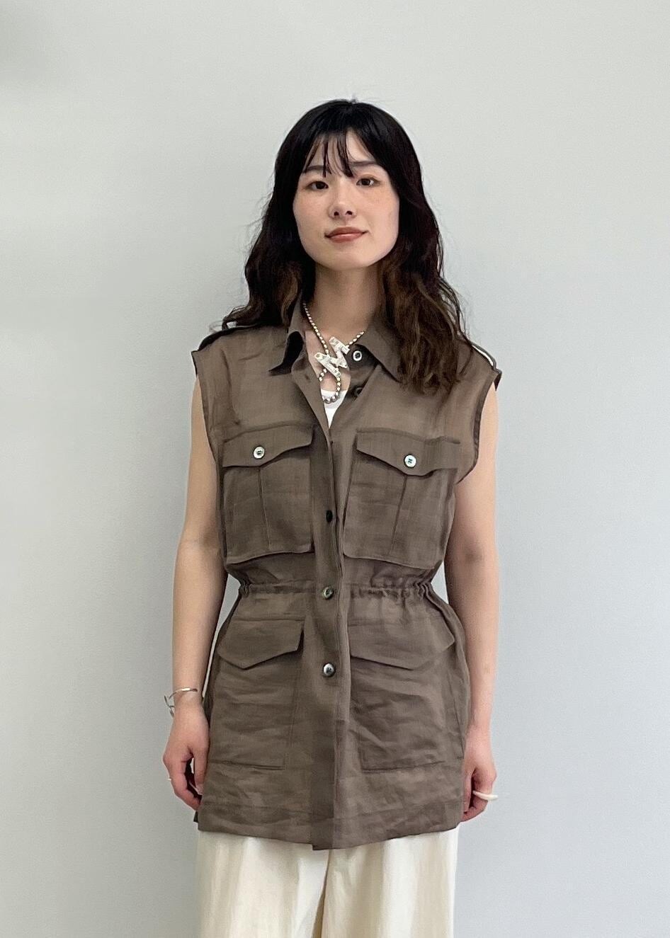 「ミリタリージレ、ミリタリーベスト、ブラウン、羽織、タンクトップ、カーヴィーパンツ、撥水、レザー、Gabriela Coll Garments、ERICKA NICOLAS BEGAY、トゥアレグ、ブローチ、初夏コーデ、夏コーデ、デートコーデ」｜「SALON adam et rope'のヒールトングサンダル（サンダル、ブラック系）」を使った、michiruさん（レディース・156cm）の春コーディネートの7枚目の写真