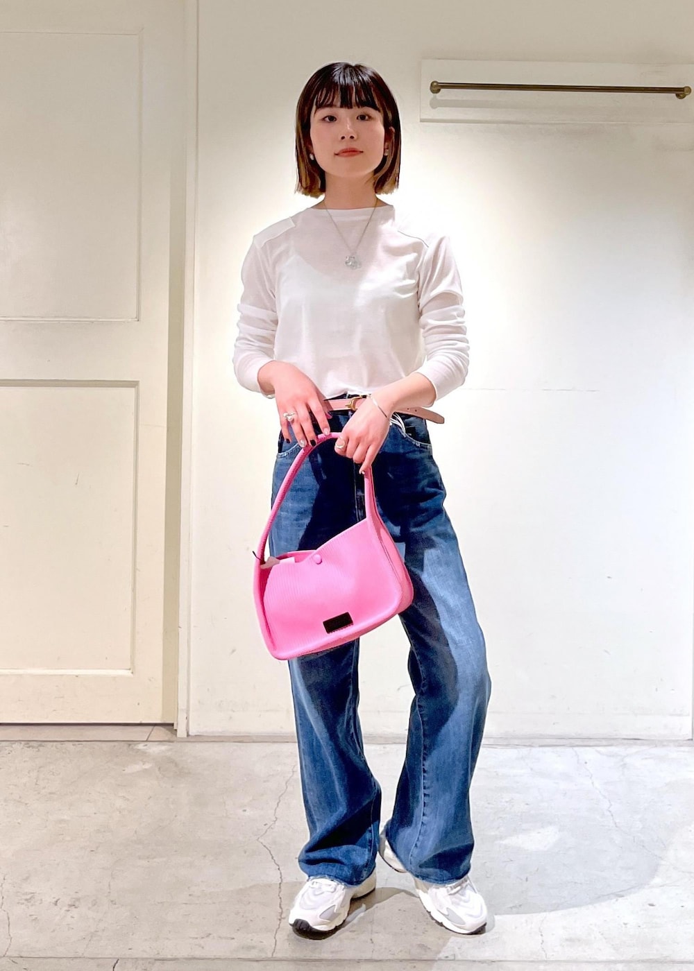 「Americana、Tシャツ、タンクトップ、redcardtokyo、レッドカードトーキョー、POP UP、Manoa、New Balance、ML725、ハンドルバッグ、ピンク、TORY LEATHER、ベルト、ホワイト、ブルー」｜「AMERICANAの[24SS]【Americana for SALON】別注シアーロングTシャツ＆キャミソールセットアップ（Tシャツ/カットソー、ホワイト系）」を使った、michiruさん（レディース・156cm）の春コーディネートの2枚目の写真