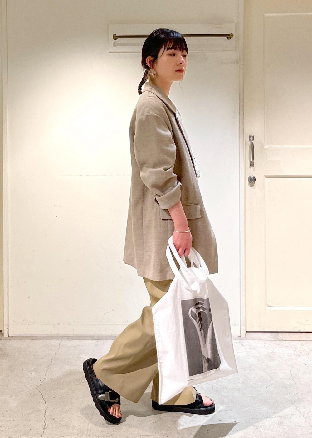 「24SS春の新作、UP + LIKE LINEN、GOOD ROCK SPEED、YALE、別注、MOHI、KARL BLOSSFELD、トートバッグ、サロンアダムエロペ、24SS_SALON_OUTER、春アウター、ERICKA NICOLAS BEGAY、ナバホパール、シルバーアクセサリー、ベージュ」|「SALON adam et rope'の【KARL BLOSSFELD】フォトプリントトートバッグ(トートバッグ、ホワイト系)」を使った、michiruさん(レディース・156cm)の冬コーディネートの8枚目の写真