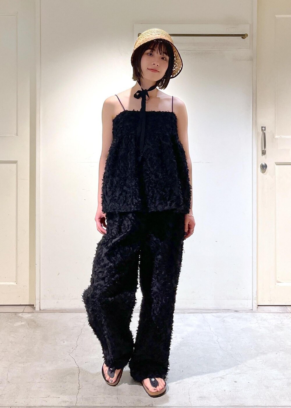 「Pheeta、ジャケット、リバーシブル、ラベンダー、KIRYU、キャミソール、ジャガード、BIRKENSTOCK、Gizeh Big Buckle LEOI、chisaki、麦わら帽子、Ryou、ブラック、ノースリーブ、パンツ」｜「SALON adam et rope'のKIRYUコーラルフラワーカットジャガードキャミソール【セットアップ対応】（キャミソール、ブラック系）」を使った、michiruさん（レディース・156cm）の春コーディネートの9枚目の写真