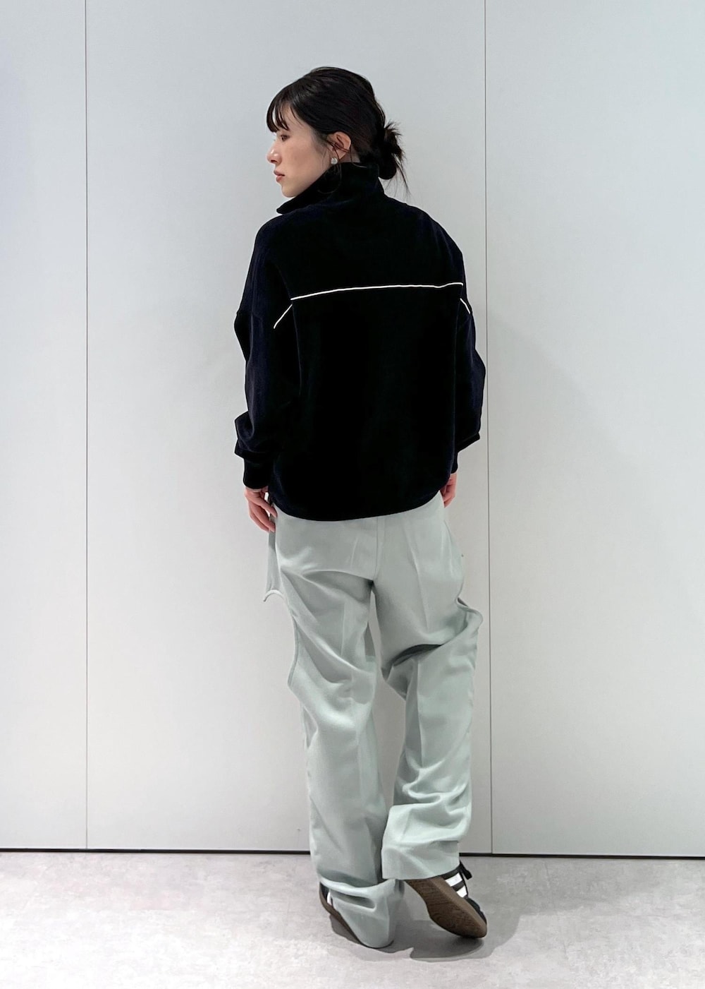 「CreamyCotton、クリーミーコットン、ブルゾン、オーガニックコットン、ブラック、VELVETY INDIGO BLUE BLACK、グリーン、adidas、SAMBA OG、初春コーデ、春コーデ、初秋コーデ、秋コーデ、運動会コーデ、旅行コーデ」｜「SALON adam et rope'のブラパッド付タンクトップ-CreamyCotton /クリーミーコットン-（タンクトップ、ブラック系）」を使った、michiruさん（レディース・156cm）の冬コーディネートの7枚目の写真