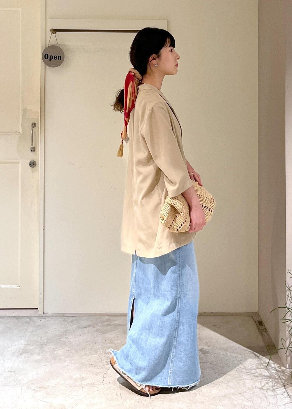 「GENTLE SILK、羽織、半袖、ウォッシャブルシルク、ベージュ、プリマベール、ホワイト、RED CARD TOKYO、vivan、ブルー、BIRKENSTOCK、Zurich、MAISON N.H PARIS、タイダイ染め、オレンジ」｜「SALON adam et rope'の[25SS]GENTLE SILKジレ【セットアップ対応】（ベスト、ベージュ系）」を使った、michiruさん（レディース・156cm）の春コーディネートの4枚目の写真