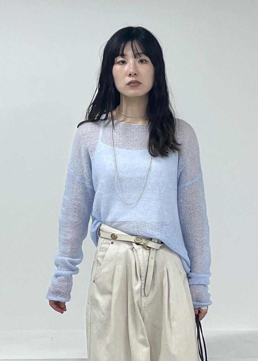 ホワイト系のデニムパンツ、ブルー系のニット/セーター、ベージュ系のパンプスを着用したレディースの冬コーディネートの8枚目の写真