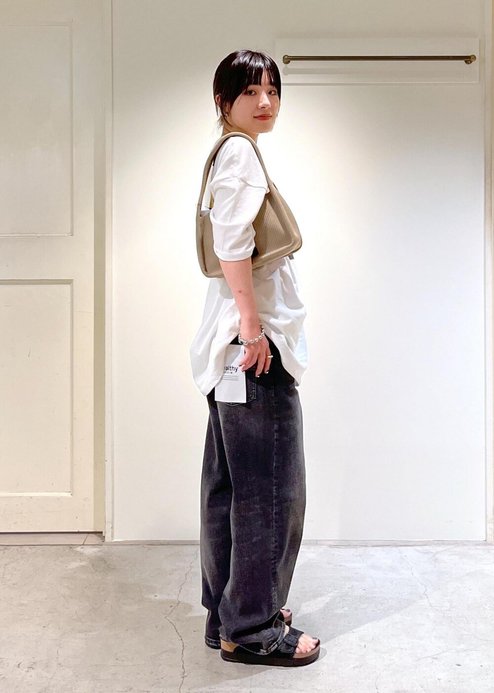「audrey hepburn、audrey hepburn collection by jun、オードリー・ヘプバーン、オードリー・ヘプバーンコレクションバイジュン、nu=layer、healthy denim、ヘルシーデニム、BIRKENSTOCK、Arizona Platform Flex Mesh、Pink Pepper、ホワイト、ベージュ、Tシャツ、イエロー、プリント」｜「SALON adam et rope'のジャガードワンハンドルバッグ（ハンドバッグ、ベージュ系）」を使った、michiruさん（レディース・156cm）の夏コーディネートの5枚目の写真
