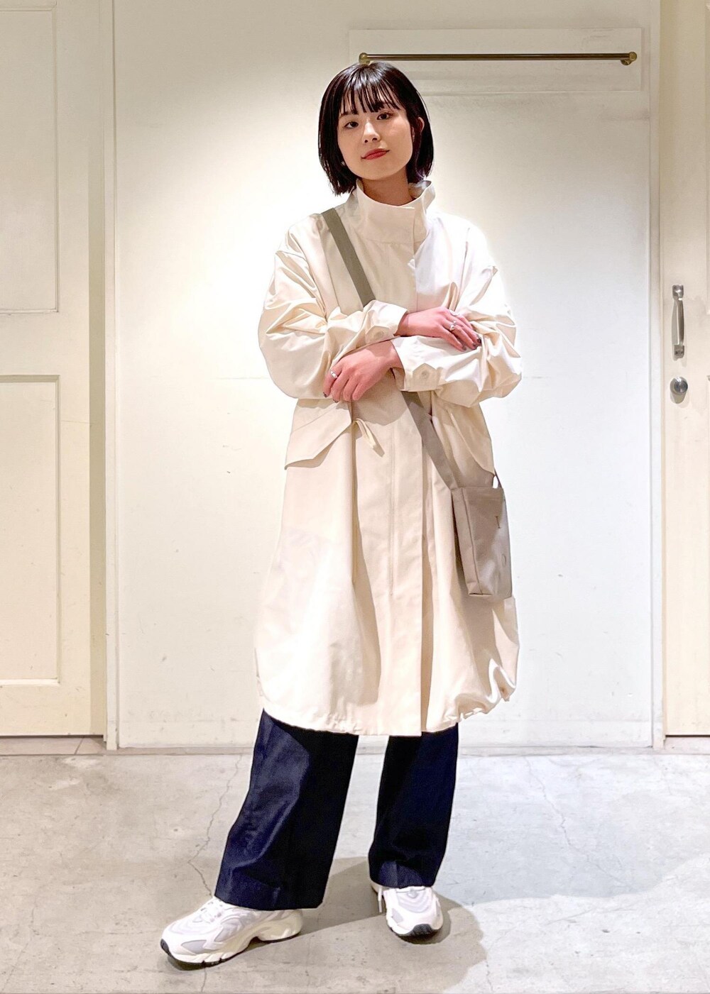 「コート、スニーカー、New Balance、ニューバランス、キナリ、ノベルティ、サコッシュ、カーキ、NOVELTY、春アウター、ホワイト、パンツ、サロンアダムエロペ、SALON adam et ropé、24SS春の新作」｜「SALON adam et rope'のコットンライクスタイルアップワイドパンツ【洗える】[XS-Mサイズ展開]（その他パンツ、ブルー系）」を使った、michiruさん（レディース・156cm）の春コーディネートの6枚目の写真