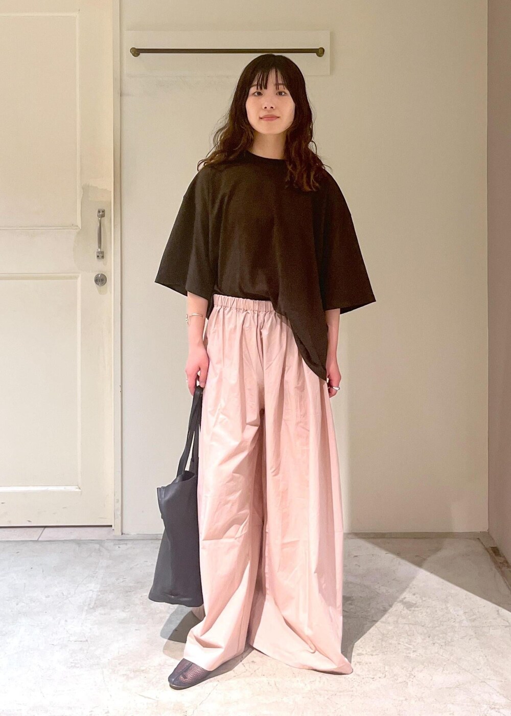 「Baserange、PIN TEE SHIRT、オーバーサイズ、ブラウン、CABLE PANTS、REMME、Morphee、春コーデ、初夏コーデ、夏コーデ、デートコーデ、お出かけコーデ、旅行コーデ、アウトドアコーデ、推し活コーデ」｜「REMMEの【REMME(レメ)】メッシュフラットシューズ（パンプス、ブラック系）」を使った、michiruさん（レディース・156cm）の春コーディネートの3枚目の写真