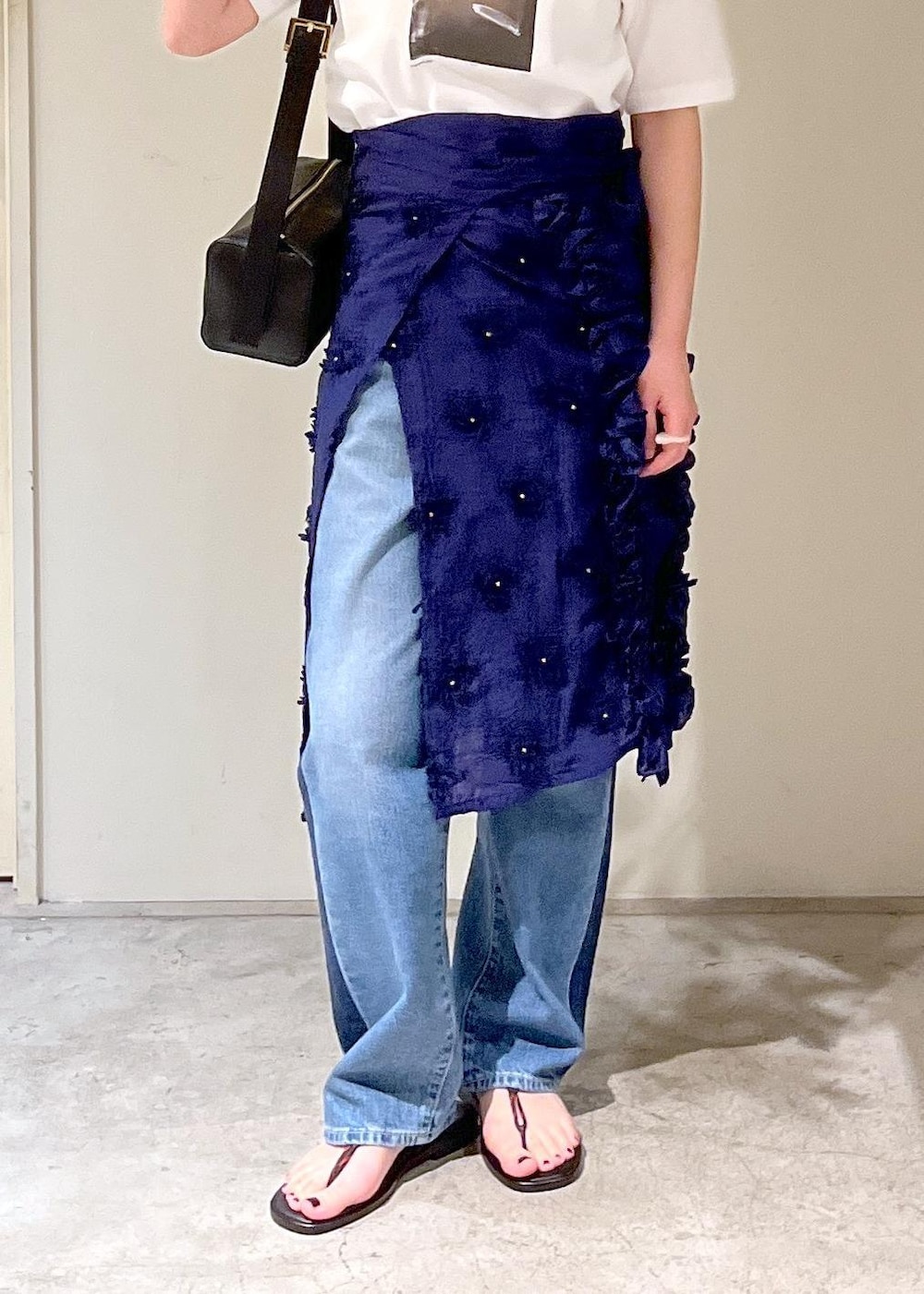 「Yasuko Hirano、平野泰子、アートプリント、KURO for SALON、OPTIMA SIDELINE、デニム、crinkle crinkle crinkle、クリンクルクリンクルクリンクル、ネイビー、巻きスカート、NICOLAS LAINAS、レザー、エプロンスカート、初夏コーデ、夏コーデ」｜「NICOLAS LAINASの【NICOLAS LAINAS（ニコラスライナス）】サンダル（サンダル、ブラック系）」を使った、michiruさん（レディース・156cm）の春コーディネートの6枚目の写真