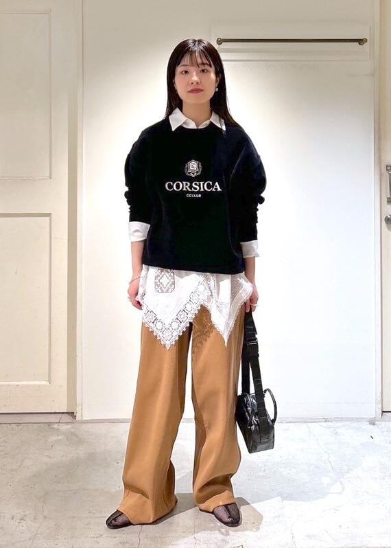 「CreamyCotton、クリーミーコットン、プルオーバー、オーガニックコットン、ブラック、シャツ、レース、ホワイト、Baserange、ベースレンジ、ブラウン、REMME、フラットシューズ、初春コーデ、春コーデ」｜「REMMEの【REMME(レメ)】メッシュフラットシューズ（パンプス、ブラック系）」を使った、michiruさん（レディース・156cm）の冬コーディネートの2枚目の写真