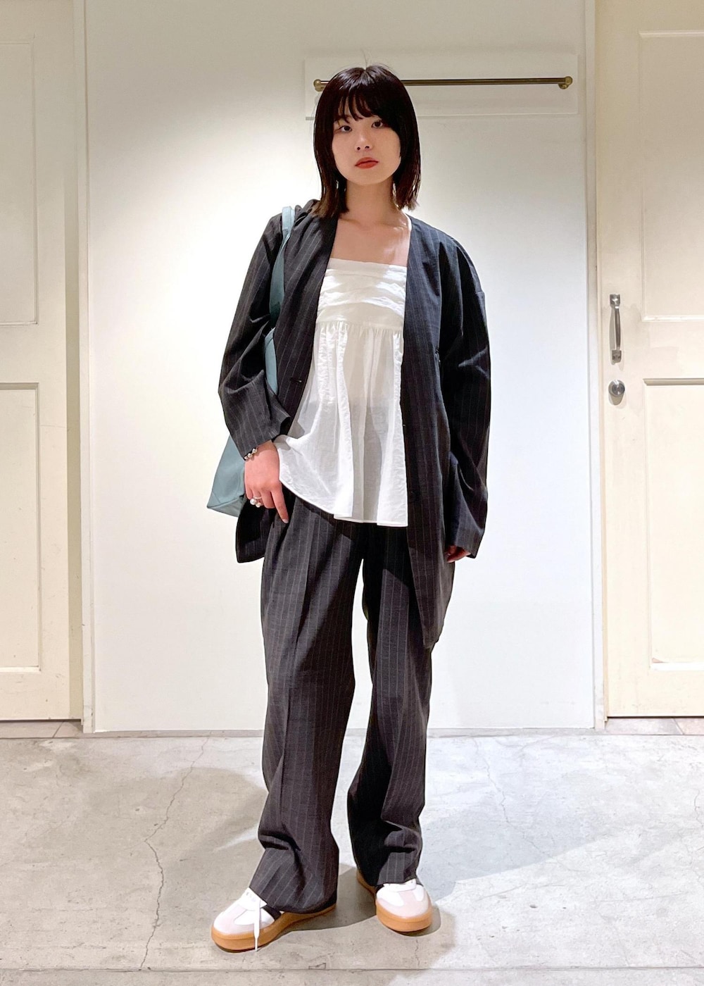 「ノーカラー、ジャケット、ストライプ、チャコール、シアー、オーガニックコットン、adidas、SAMBA XLG、L.L.Bean、マザーズバッグ、Grocery Tote、別注、ホワイト、オーバーサイズ、センタープレス」|「SALON adam et rope'のオーガニックコットンタックギャザーキャミソール【アンサンブル対応】(キャミソール、ホワイト系)」を使った、michiruさん(レディース・156cm)の夏コーディネートの2枚目の写真