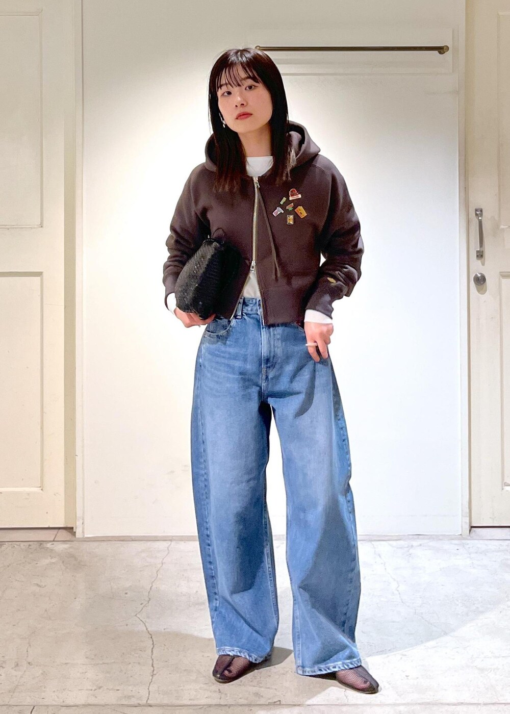 「アズマ裏毛、カーキ、RED CARD TOKYO、Montana、デニム、バギーデニム、REMME、BAGMATI、レザー、初春コーデ、春コーデ、運動会コーデ、お出かけコーデ、旅行コーデ、アウトドアコーデ」｜「RED CARD TOKYOの【RED CARD TOKYO（レッドカードトーキョー）】別注Montana/モンタナバギーデニム2（デニムパンツ、ブルー系）」を使った、michiruさん（レディース・156cm）の春コーディネートの4枚目の写真