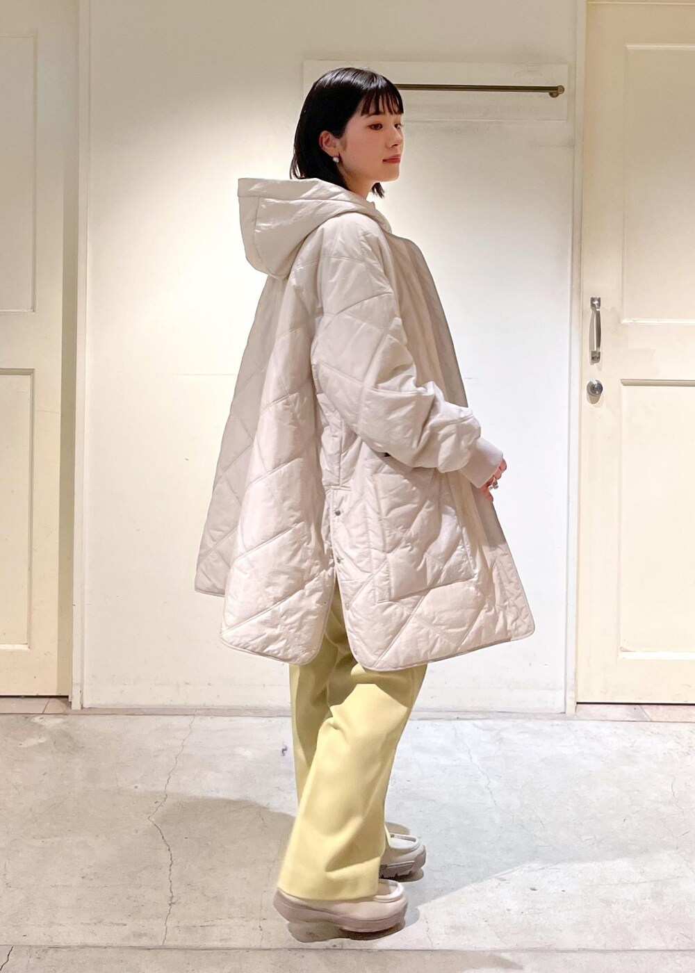 「バラクラバ、ベロア、MOONSTAR、810s、ホワイト、コート、キルティング、パンツ、イエロー、ハイウエスト、サロンアダムエロペ、SALON adam et ropé、23AW Outer、低身長、骨格ウェーブ」|「SALON adam et rope'の【撥水機能付き】バラクラバセットキルティングブルゾン/テントコート(ブルゾン、グレー系)」を使った、michiruさん(レディース・156cm)の秋コーディネートの6枚目の写真