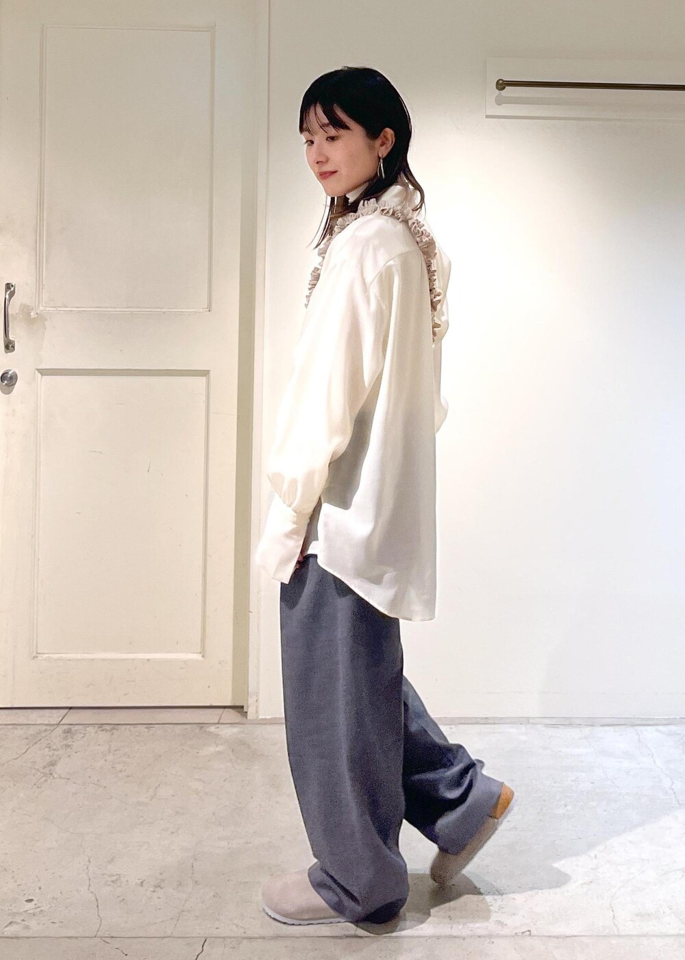グレー系のサンダル、ホワイト系のシャツ/ブラウス、ホワイト系のTシャツ/カットソーを着用したレディースの冬コーディネートの6枚目の写真