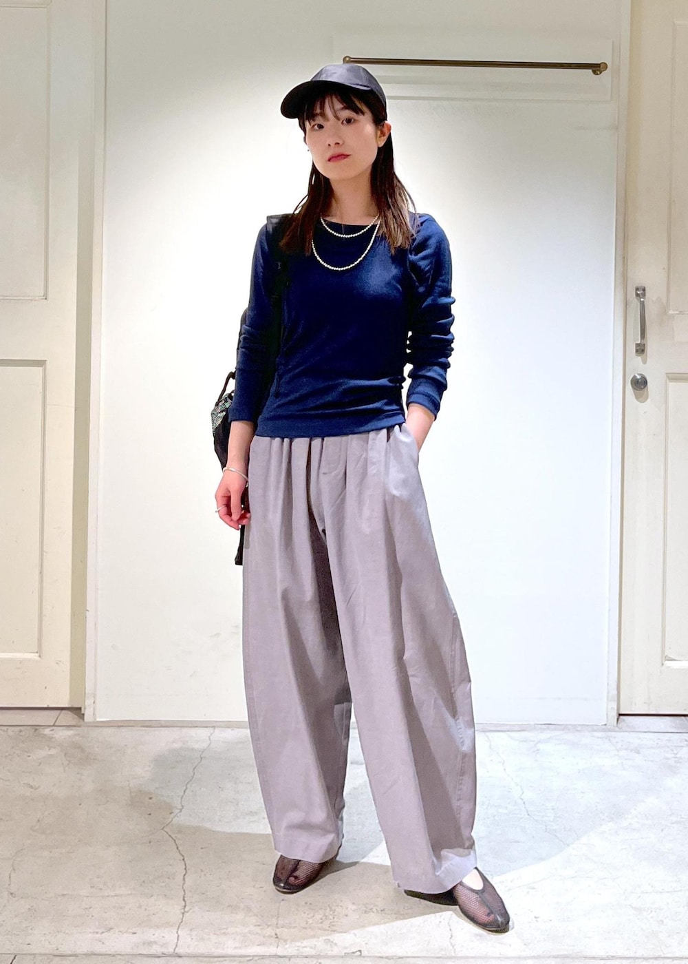 「Hug Silk、プルオーバー、Tシャツ、シルク、ネイビー、カーヴィーパンツ、グリーン、REMME、Americana for SALON、ERICKA NICOLAS BEGAY、シルバーアクセサリー、リュック、THE NORTH FACE、初春コーデ、春コーデ」｜「REMMEの【REMME(レメ)】メッシュフラットシューズ（パンプス、ブラック系）」を使った、michiruさん（レディース・156cm）の春コーディネートの3枚目の写真