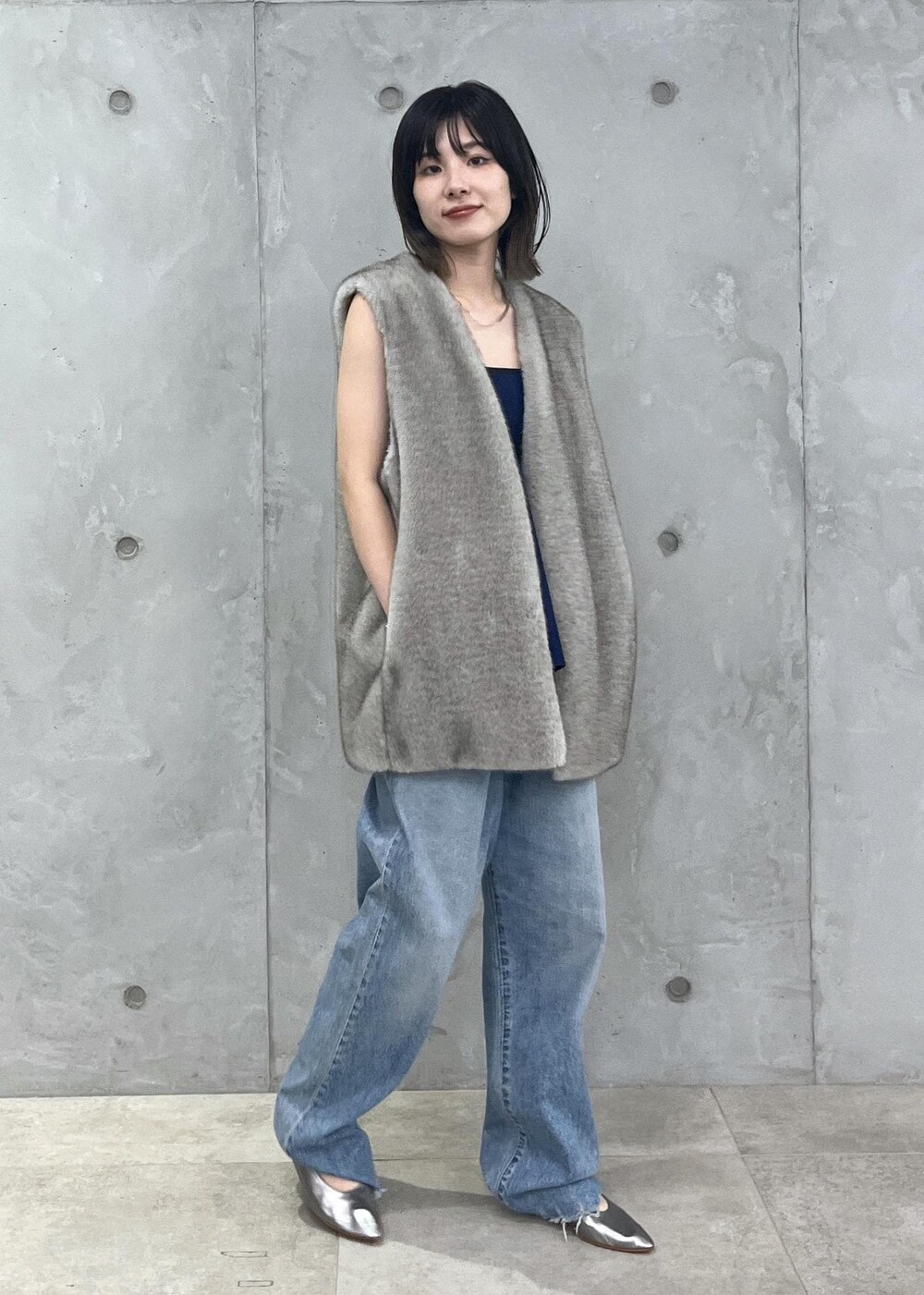 「ファー、ジレ、Gabriela Coll Garments、ウール、KURO for SALON、KURO、MARTINIANO、レザー、ブラウン、グレー、ノースリーブ、ブルー、デニム、シルバー、ローヒール」|「SALON adam et rope'の【雑誌掲載】【追加】レザーボックスショルダーバッグ/クロスボディバッグ(ショルダーバッグ、ブラウン系)」を使った、michiruさん(レディース・156cm)の夏コーディネートの5枚目の写真