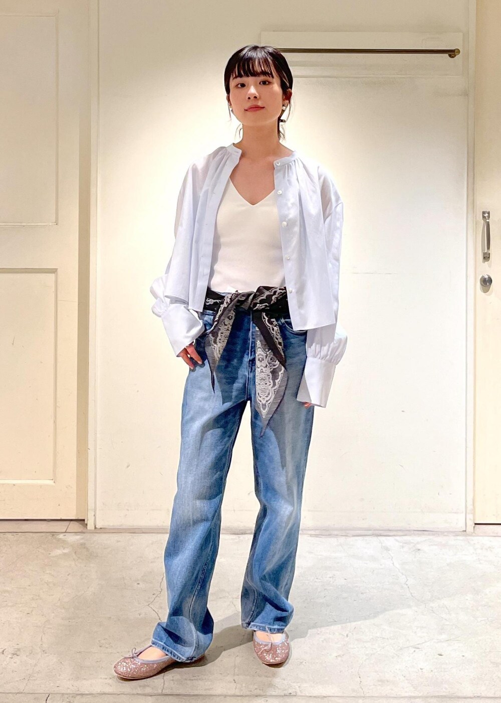 「クロップド丈、サックス、キャミソール、Healthy DENIM for SALON、Healthy DENIM、ヘルシーデニム、別注、porselli、ポルセリ、バレエシューズ、バンダナ、THROW、ホワイト、ブラウス、パンツ」|「E.PORSELLIの【porselli(ポルセリ)】ballet shoes patent/バレエシューズ(バレエシューズ、その他)」を使った、michiruさん(レディース・156cm)の冬コーディネートの2枚目の写真