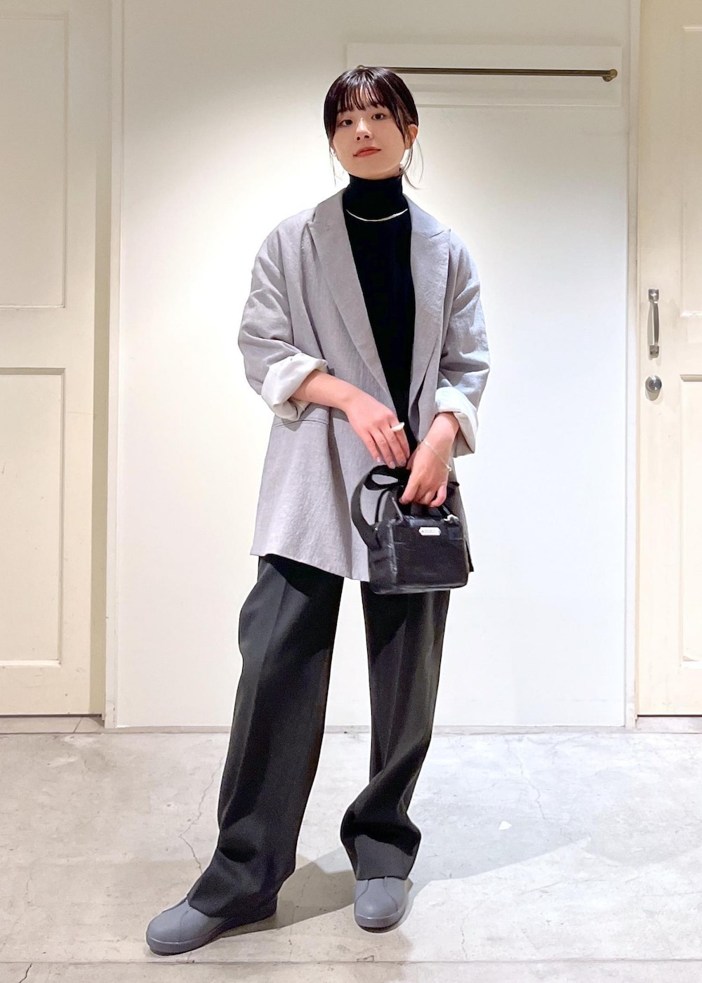 「新作、近江晒、ウール、ダブルジャケット、ウォッシャブルウール、タートル、プルオーバー、VISTO WOOL GABA、moon star、810s、popup、R&D.M.Co-OLDMAN'S TAILOR、ショルダーバッグ、ウエストポーチ、ミニバッグ」|「SALON adam et rope'のウォッシャブルウールタートルネックプルオーバー(ニット/セーター、ブラック系)」を使った、michiruさん(レディース・156cm)の秋コーディネートの4枚目の写真