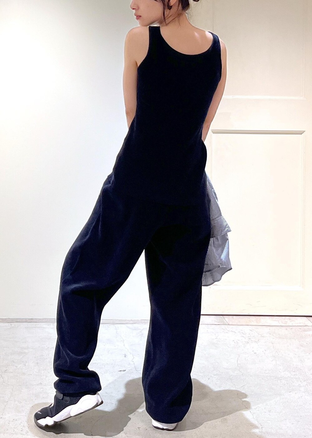 「INDIVIDUALIZED SHIRTS for SALON、INDIVIDUALIZED SHIRTS、シャツ、オーバーシャツ、ストライプ、ブルー、CreamyCotton、クリーミーコットン、スウェット、クラッチバッグ、レザー、ブラック、ハンドバッグ、セットアップ、初秋コーデ」｜「SALON adam et rope'の【2WAY】レザースクエアチェーンクラッチショルダーバッグ（ショルダーバッグ、ブラック系）」を使った、michiruさん（レディース・156cm）の夏コーディネートの9枚目の写真