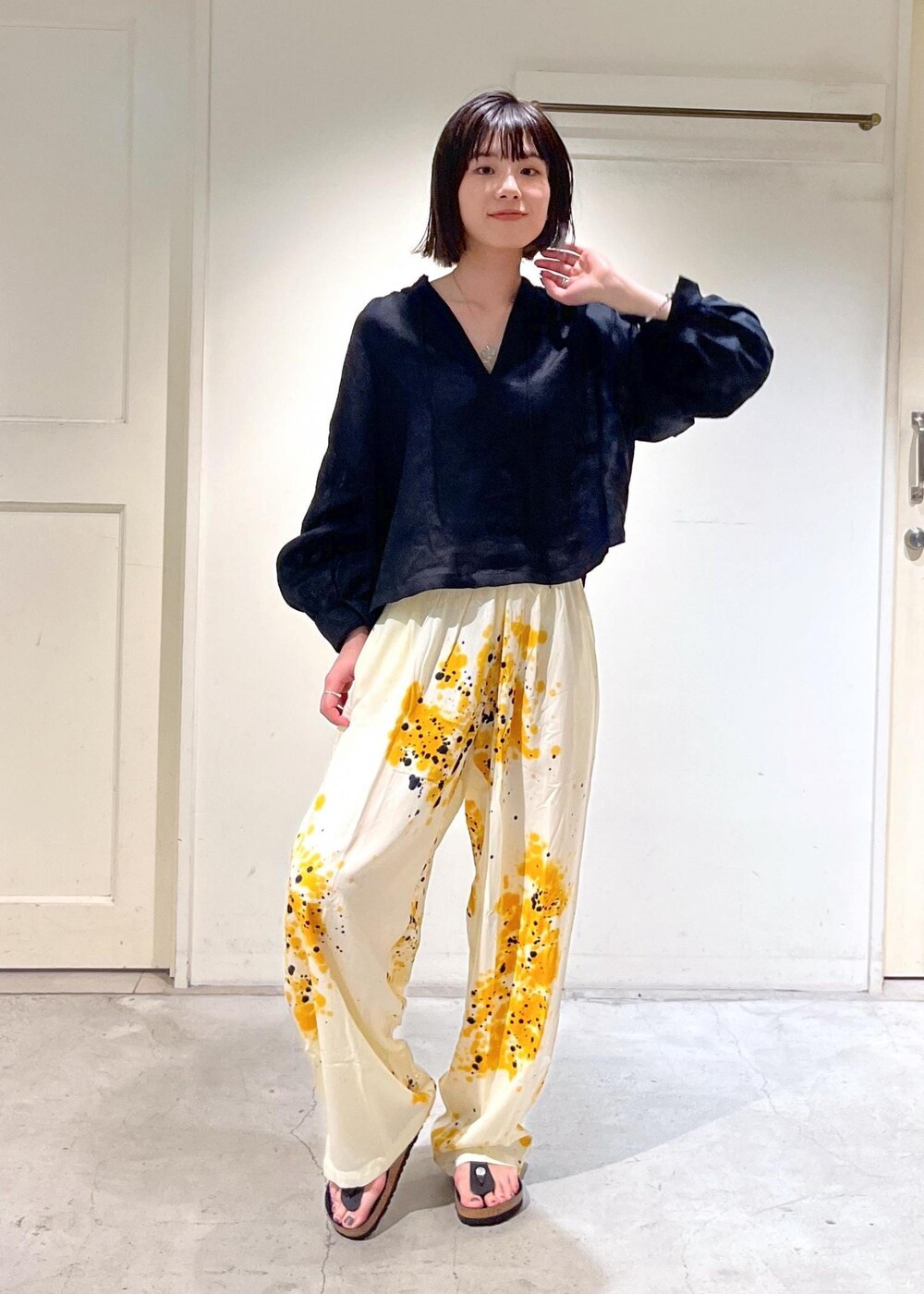 「ノルマンディリネン、SUKU HOME、ルームウェア、パジャマ、BIRKENSTOCK、サンダル、Gizeh Big Buckle LEOI、BAGMATI、ショルダーバッグ、La Maison de Lyllis、帽子、ERWIN、ブラック、ブラウス、パンツ」｜「The Bagmatiの【BAGMATI（バグマティ）】ABACA / POLYESTER（ショルダーバッグ、ブラック系）」を使った、michiruさん（レディース・156cm）の春コーディネートの8枚目の写真